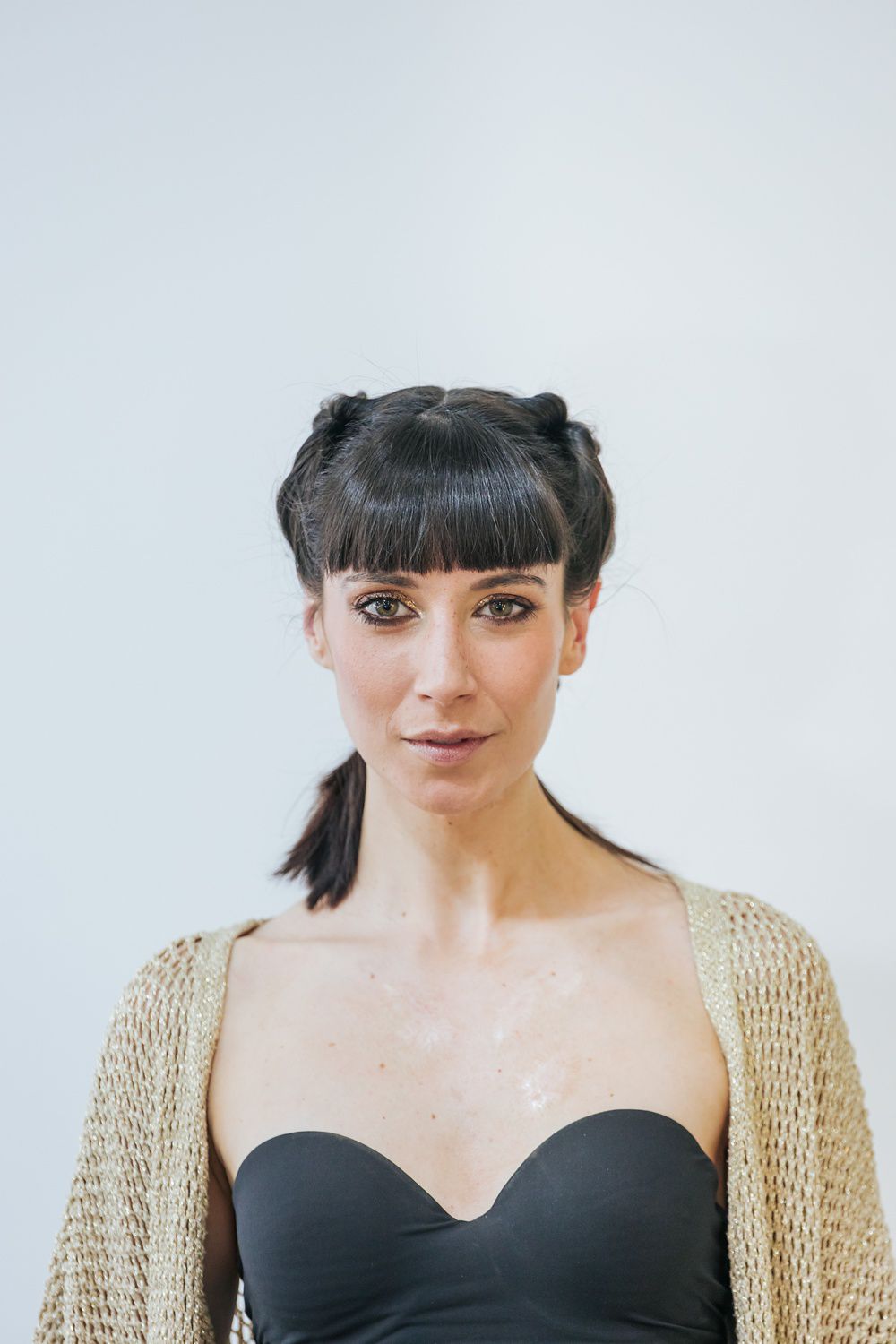 Dyson Wash G1 limpando embaixo da mesa.